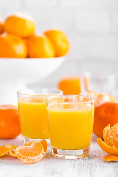 Tangerines, mandarines pelées et jus de mandarine en verre. Jus de mandarine . — Photo