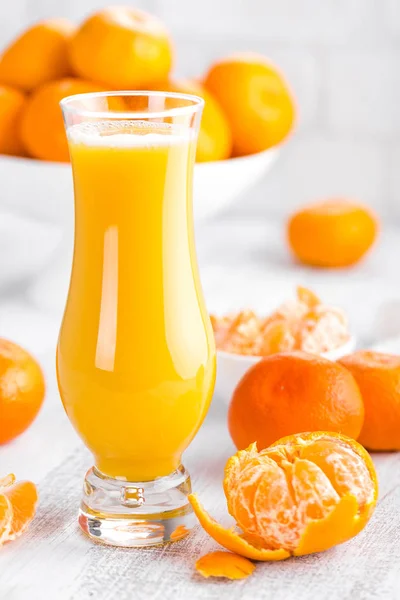 Tangerines, mandarines pelées et jus de mandarine en verre. Jus de mandarine . — Photo