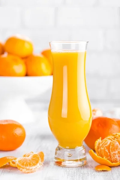 Mandarinas, mandarinas peladas y jugo de mandarina en vaso. Zumo de mandarina . —  Fotos de Stock