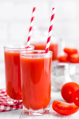 Bardakta domates suyu