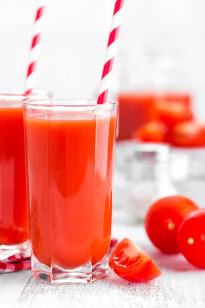 Sok pomidorowy w szklance — Zdjęcie stockowe