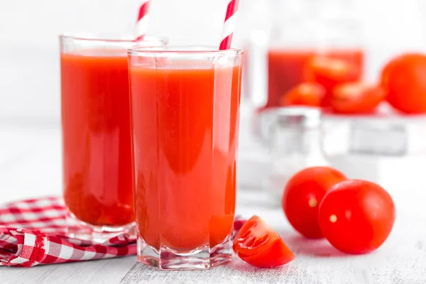 Tomatsaft i glas - Stock-foto