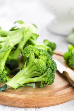 Beyaz arka plan üzerinde taze brokoli
