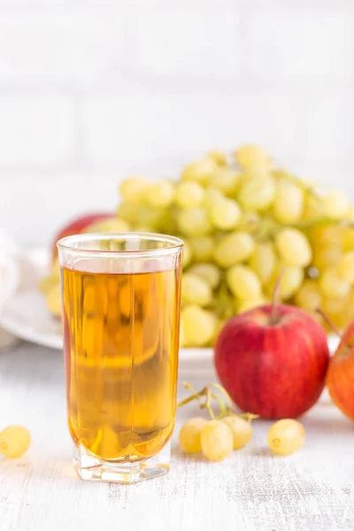 Виноград и яблочный сок — стоковое фото
