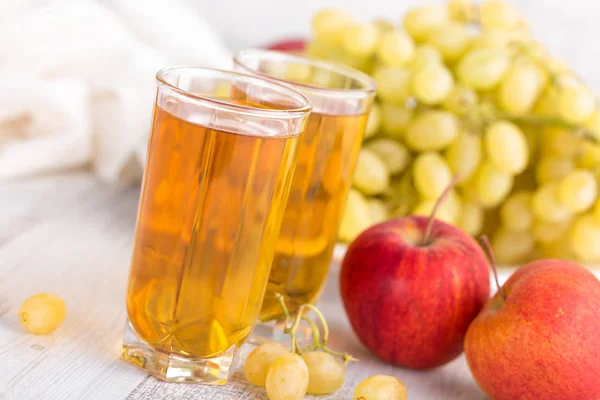 Druivenmost en appelsap — Stockfoto
