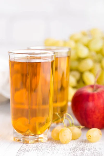Виноград и яблочный сок — стоковое фото
