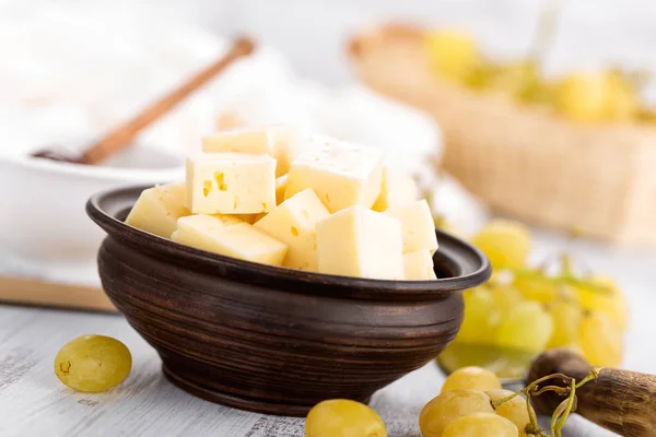 Primer plano del queso y la uva — Foto de Stock
