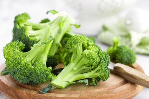 Verse broccoli op witte achtergrond closeup — Stockfoto
