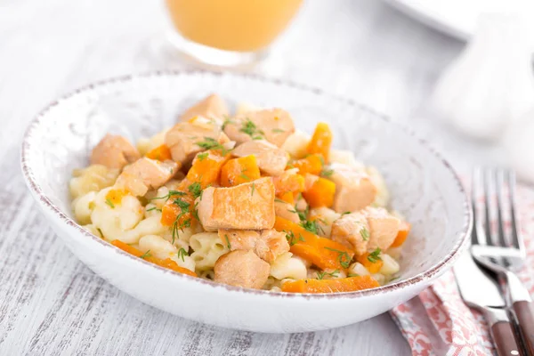 Braised chicken meat with carrot in sauce and pasta — Stock Photo, Image