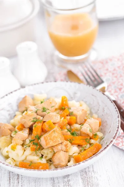 Geschmortes Hühnerfleisch mit Karotten in Sauce und Nudeln — Stockfoto