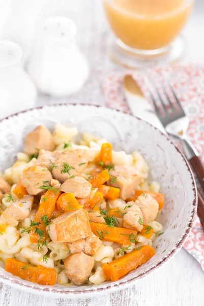 Carne de frango assada com cenoura em molho e macarrão — Fotografia de Stock