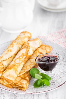 Plaka üzerinde reçelli krep