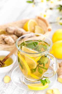 Beyaz arka plan üzerinde closeup taze limon, zencefil ve nane aromalı bitkisel çay yaprakları