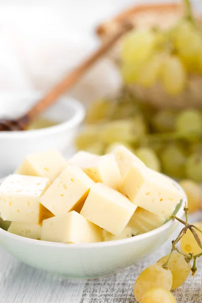チーズとブドウのクローズ アップ — ストック写真