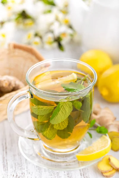 Травяной Чай Свежим Лимоном Имбирь Мятные Листья Белом Фоне Крупным — стоковое фото