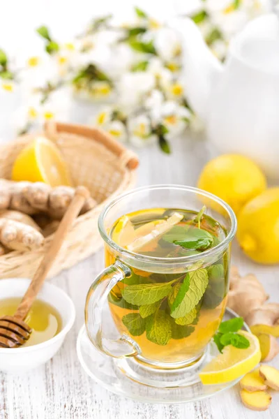 Chá Ervas Aromatizado Com Limão Fresco Gengibre Folhas Hortelã Fundo — Fotografia de Stock