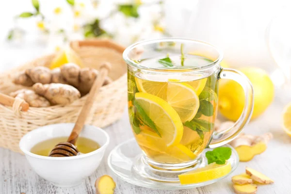 Chá Ervas Aromatizado Com Limão Fresco Gengibre Folhas Hortelã Fundo — Fotografia de Stock