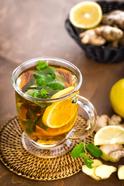 Heta Växtbaserade Med Citron Ingefära Och Mynta Blad Brun Bakgrund — Stockfoto