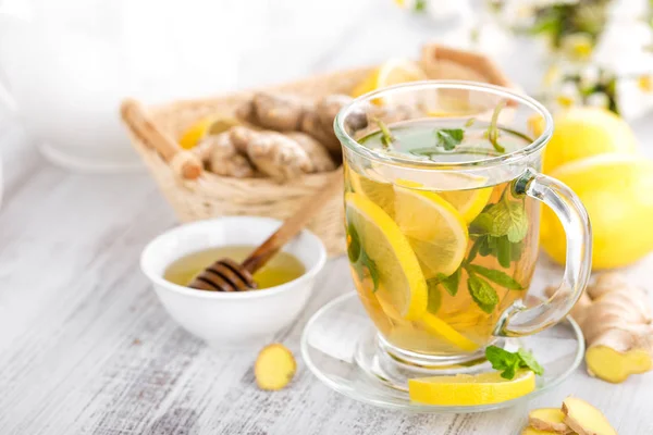 Chá Ervas Aromatizado Com Limão Fresco Gengibre Folhas Hortelã Fundo — Fotografia de Stock