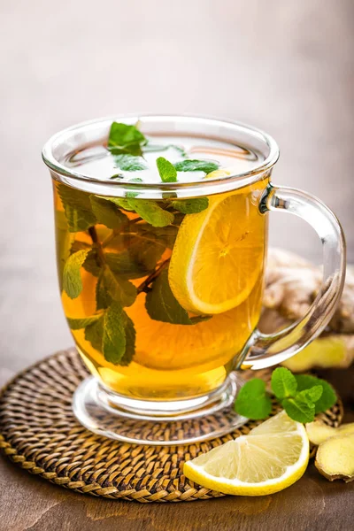 Горячий Травяной Чай Свежим Лимоном Имбирь Мятные Листья Коричневом Фоне — стоковое фото