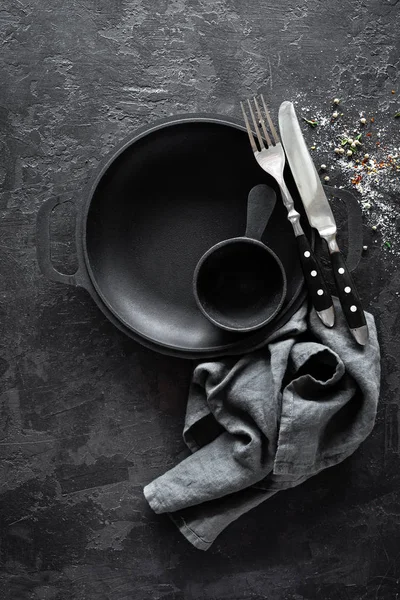 Lege Gietijzeren Pan Met Bestek Donkere Achtergrond Voor Restaurant Menu — Stockfoto