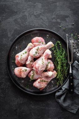 Çiğ terbiye edilmiş tavuk eti, tavuk bacağı.