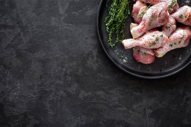 Çiğ terbiye edilmiş tavuk eti, tavuk bacağı.