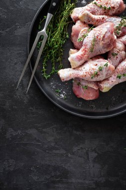 Çiğ terbiye edilmiş tavuk eti, tavuk bacağı.