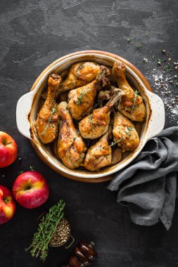 Elma ile pişmiş tavuk budu. Üstten Görünüm