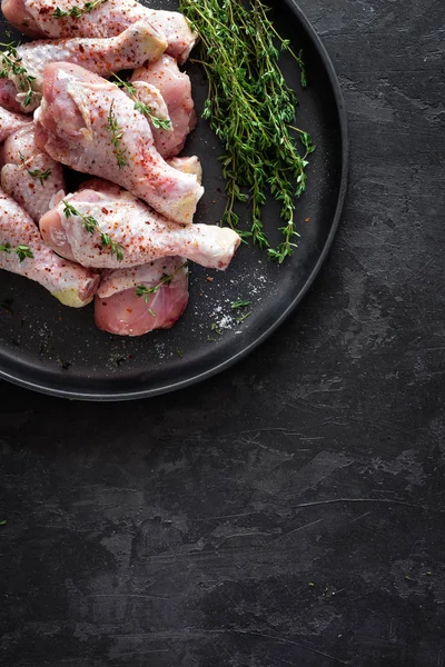 Çiğ terbiye edilmiş tavuk eti, tavuk bacağı.