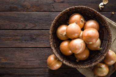 Sepeti ahşap masa, üstten görünüm üzerinde taze soğan
