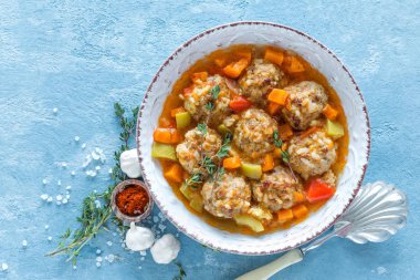 Soslu köfte, sebzeli, en iyi manzara.