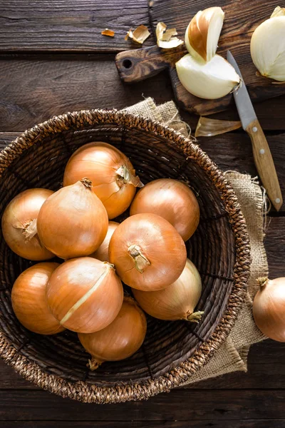 Frische Zwiebel Korb Auf Holztisch Draufsicht — Stockfoto