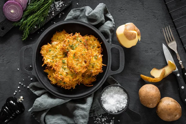 Kartoffelpuffer Auf Dunklem Hintergrund Draufsicht — Stockfoto