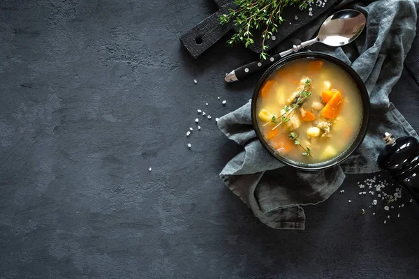 Färsk Fisksoppa Skål Mörk Bakgrund Ovanifrån — Stockfoto