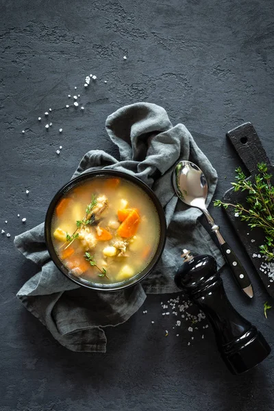 Islak zeminde koyu arka plan, üstten görünüm taze balık çorbası