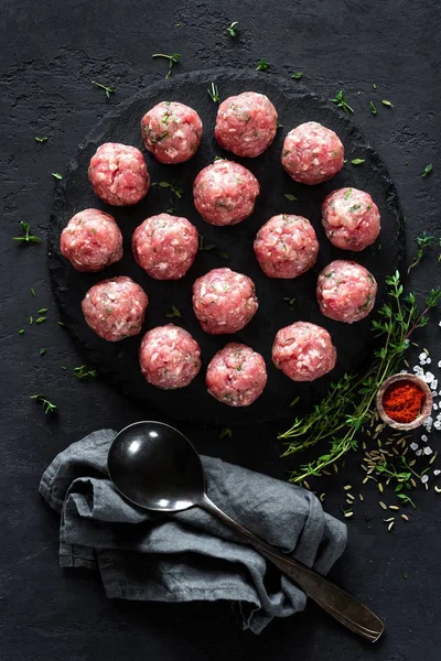 Koyu arka plan, üstten görünüm üzerinde çiğ köfte