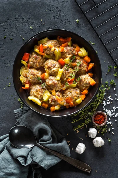 Köttbullar Sås Med Grönsaker Ovanifrån — Stockfoto