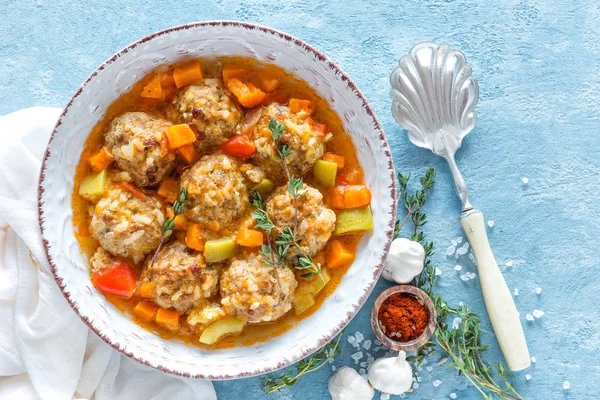 Soslu köfte, sebzeli, en iyi manzara.