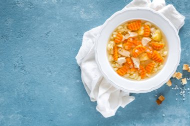 Tavuk çorbası, et, makarna ve sebzeler ile bouillon