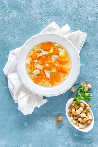 Sup ayam, bouillon dengan daging, pasta dan sayuran — Stok Foto