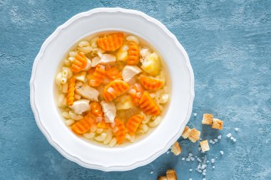 Tavuk çorbası, et, makarna ve sebzeler ile bouillon