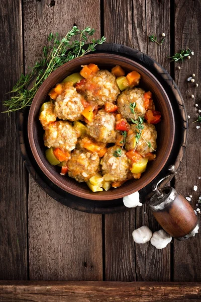 Köttbullar Stekta Med Grönsaker Träbord Ovanifrån — Stockfoto