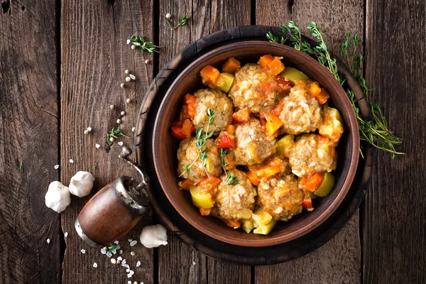 Gehaktballen Gestoofd Met Groenten Houten Tafel Bovenaanzicht — Stockfoto