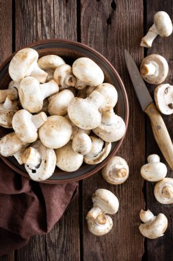 Ahşap masa, üstten görünüm üzerinde taze mantar