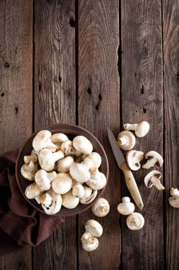 Ahşap masa, üstten görünüm üzerinde taze mantar