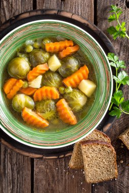 Üstten Görünüm ahşap rustik masada brussel lahanası ile sebze çorbası