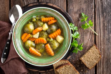 Üstten Görünüm ahşap rustik masada brussel lahanası ile sebze çorbası