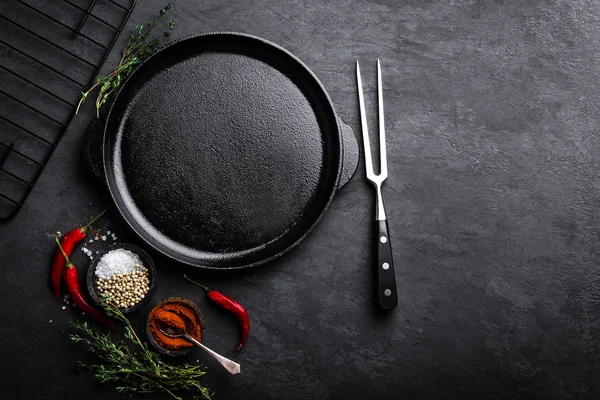 Empty Cast Iron Pan Ingredients Cooking Black Background Top View — Stock Photo, Image