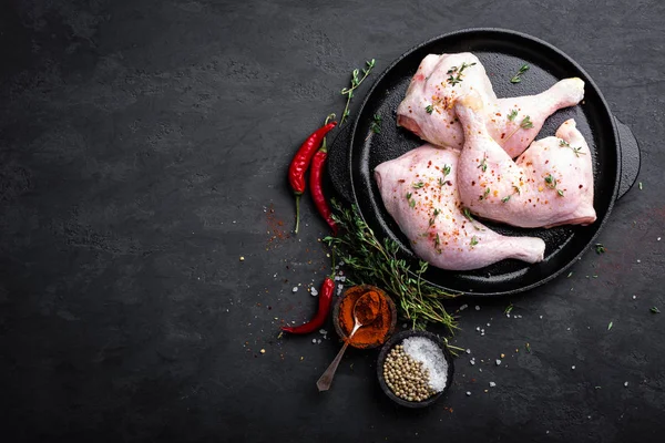 Ayam Mentah Kaki Dalam Panci Dengan Latar Belakang Gelap Tampilan — Stok Foto